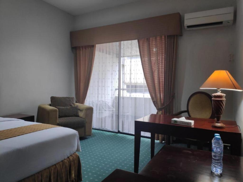 New Grand Park Hotel Surabaya Esterno foto
