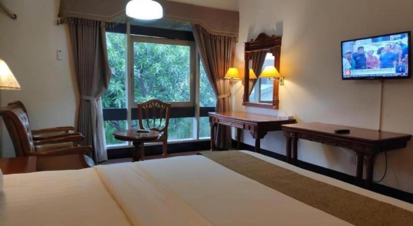 New Grand Park Hotel Surabaya Esterno foto