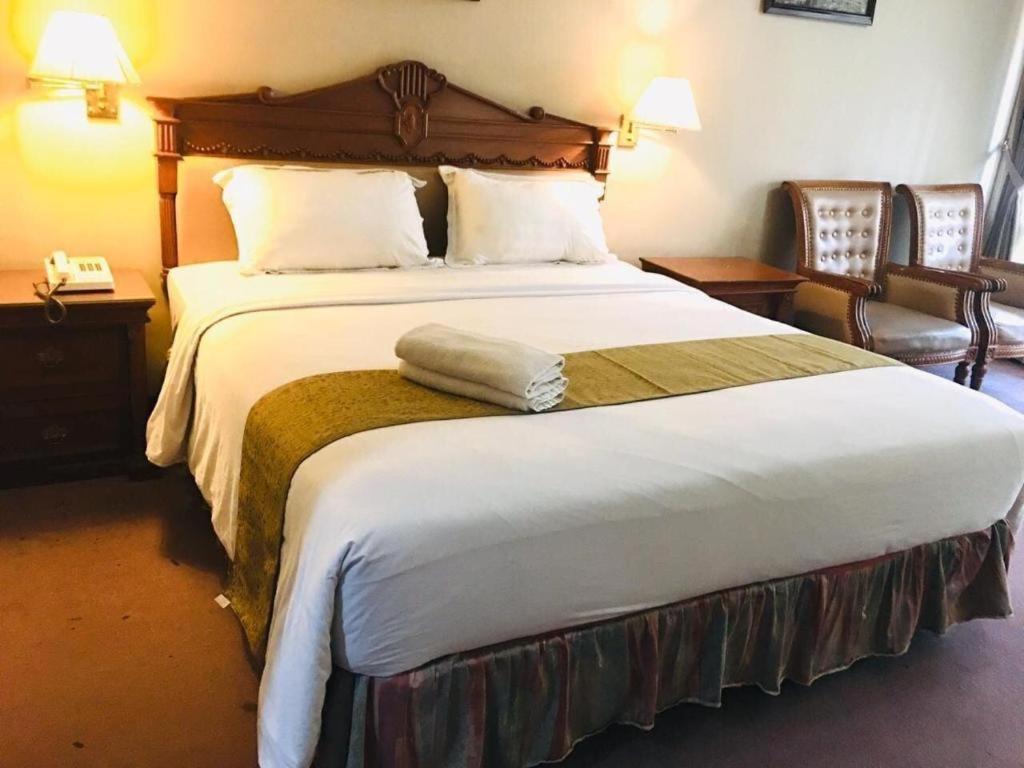 New Grand Park Hotel Surabaya Esterno foto