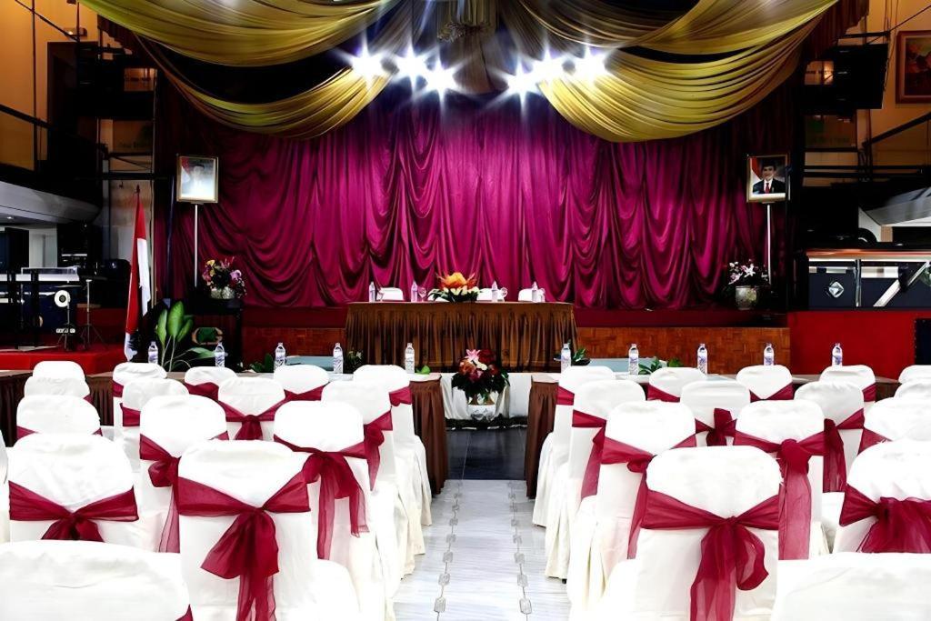 New Grand Park Hotel Surabaya Esterno foto